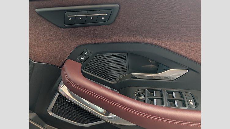 2024 認定中古車 Jaguar E-Pace サントリーニブラック P300eプラグインハイブリッド（ガソリン） R-DYNAMIC HSE
