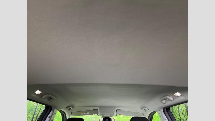 2017 認定中古車 Land Rover Discovery Sport Santorini Black 2.0 litre Si4 Petrol SE