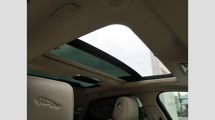 2017 認定中古車 Jaguar XJ Montalcino Red 5.0 LITRE V8
550PS SUPERCHARGED PETROL オートバイオグラフィー ＬＷＢ