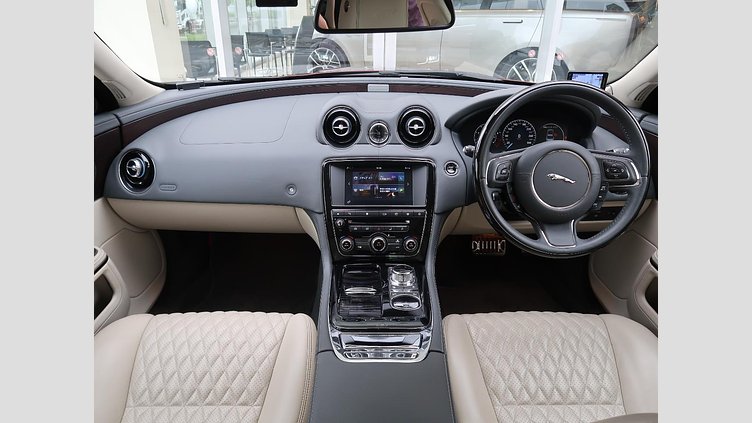 2017 認定中古車 Jaguar XJ Montalcino Red 5.0 LITRE V8
550PS SUPERCHARGED PETROL オートバイオグラフィー ＬＷＢ
