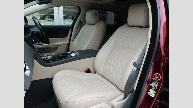 2017 認定中古車 Jaguar XJ Montalcino Red 5.0 LITRE V8
550PS SUPERCHARGED PETROL オートバイオグラフィー ＬＷＢ