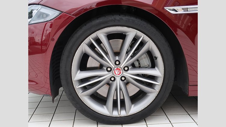 2017 認定中古車 Jaguar XJ Montalcino Red 5.0 LITRE V8
550PS SUPERCHARGED PETROL オートバイオグラフィー ＬＷＢ