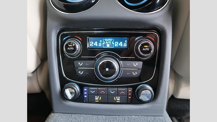 2017 認定中古車 Jaguar XJ Montalcino Red 5.0 LITRE V8
550PS SUPERCHARGED PETROL オートバイオグラフィー ＬＷＢ