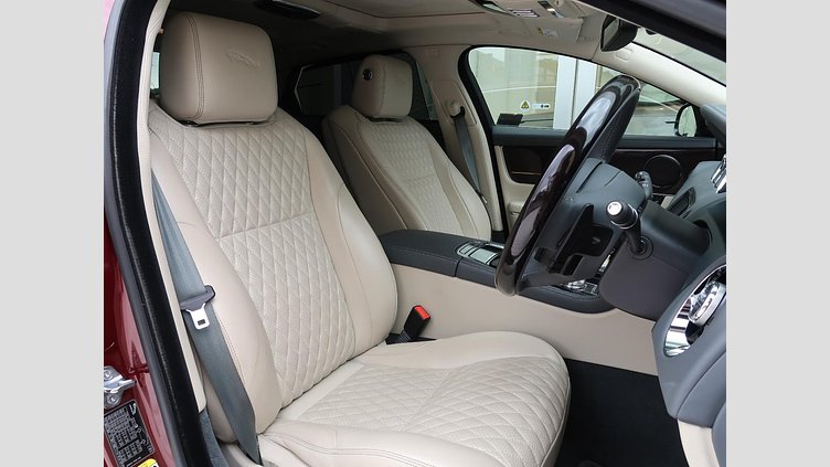 2017 認定中古車 Jaguar XJ Montalcino Red 5.0 LITRE V8
550PS SUPERCHARGED PETROL オートバイオグラフィー ＬＷＢ