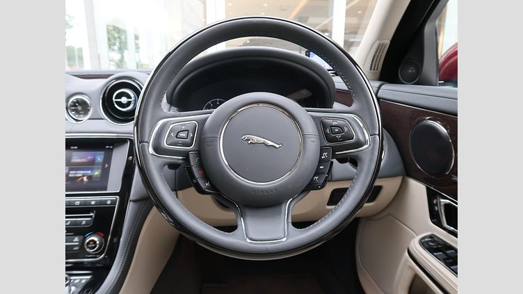 2017 認定中古車 Jaguar XJ Montalcino Red 5.0 LITRE V8
550PS SUPERCHARGED PETROL オートバイオグラフィー ＬＷＢ