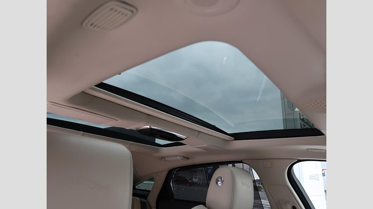 2017 認定中古車 Jaguar XJ Montalcino Red 5.0 LITRE V8
550PS SUPERCHARGED PETROL オートバイオグラフィー ＬＷＢ
