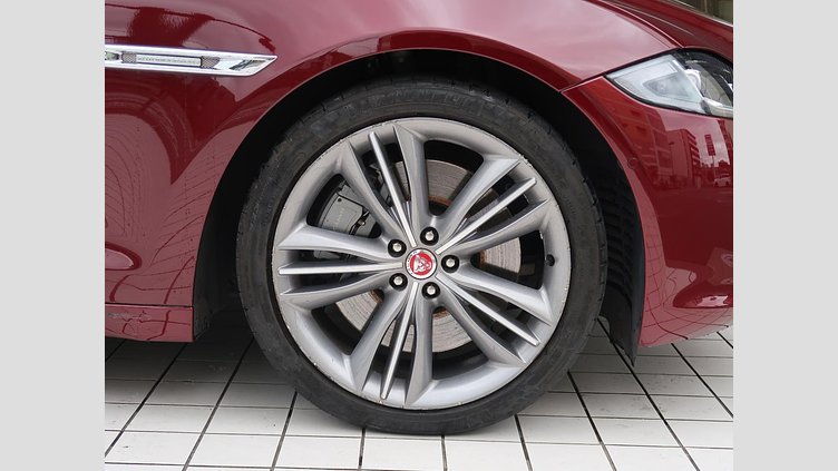 2017 認定中古車 Jaguar XJ Montalcino Red 5.0 LITRE V8
550PS SUPERCHARGED PETROL オートバイオグラフィー ＬＷＢ
