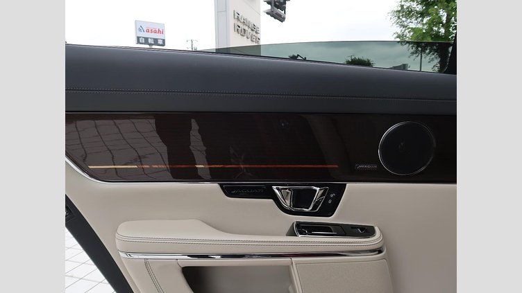 2017 認定中古車 Jaguar XJ Montalcino Red 5.0 LITRE V8
550PS SUPERCHARGED PETROL オートバイオグラフィー ＬＷＢ