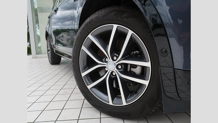 2024 認定中古車 Land Rover Discovery Sport ヴァレジネブルー P250（ガソリン） 標準ホイール DYNAMIC SE