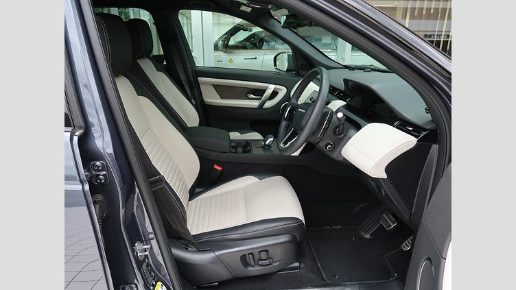 2024 認定中古車 Land Rover Discovery Sport ヴァレジネブルー P250（ガソリン） 標準ホイール DYNAMIC SE