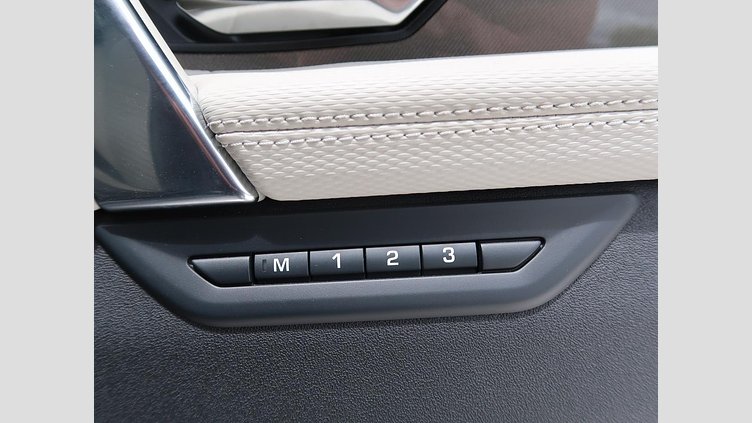 2024 認定中古車 Land Rover Discovery Sport ヴァレジネブルー P250（ガソリン） 標準ホイール DYNAMIC SE