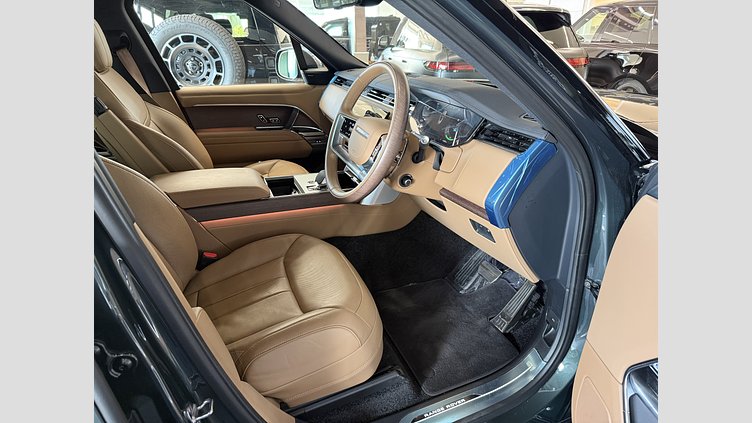 2024 認定中古車 Land Rover Range Rover ベルグレイヴィアグリーン P550 AWD PHEV（AT） スタンダードホイールベース SE