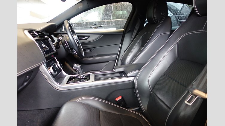 2019 認定中古車 Jaguar XE ユーロンホワイト P250 RWD AUTOMATIC 4 door Saloon R-DYNAMIC SE