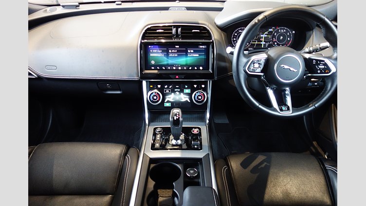 2019 認定中古車 Jaguar XE ユーロンホワイト P250 RWD AUTOMATIC 4 door Saloon R-DYNAMIC SE