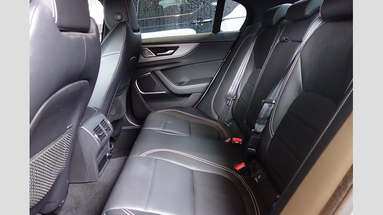 2019 認定中古車 Jaguar XE ユーロンホワイト P250 RWD AUTOMATIC 4 door Saloon R-DYNAMIC SE