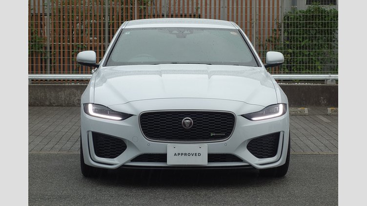 2019 認定中古車 Jaguar XE ユーロンホワイト P250 RWD AUTOMATIC 4 door Saloon R-DYNAMIC SE