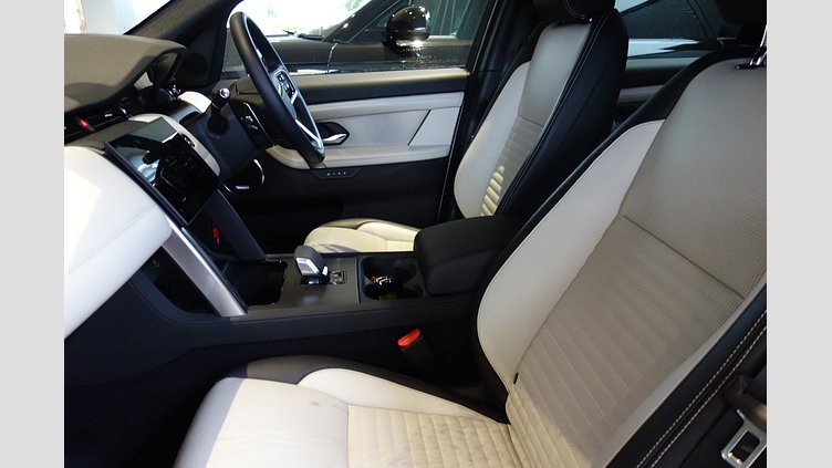 2024 認定中古車 Land Rover Discovery Sport オストゥーニパールホワイト プラグインハイブリッド（ガソリン） 標準ホイール Dynamic HSE