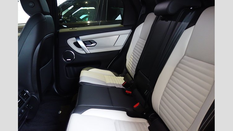 2024 認定中古車 Land Rover Discovery Sport オストゥーニパールホワイト プラグインハイブリッド（ガソリン） 標準ホイール Dynamic HSE
