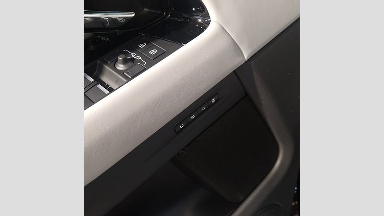 2025 Begagnad Land Rover Range Rover Evoque Santorini Black AWD P269e Dynamic SE