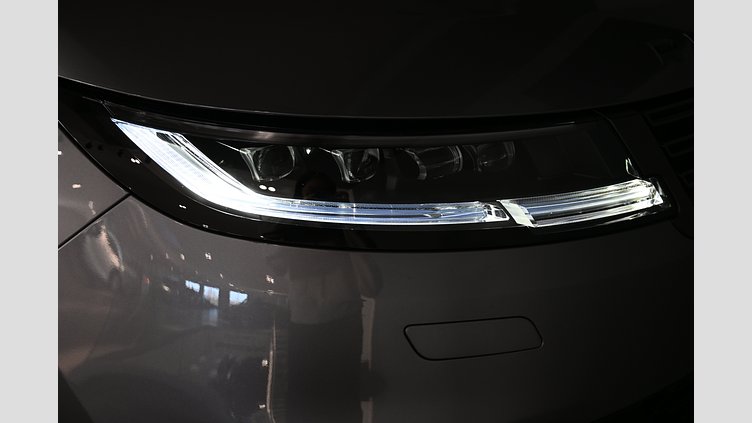 2025 Begagnad Land Rover Range Rover Velar Eiger Grey AWD P460e Dynamic SE