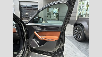 F-Pace 31