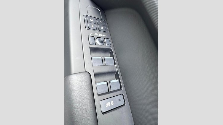 2025 Approved Land Rover Defender 110 Fuji White 3.0l i6 front-mounted turbo diesel, 257 kW and 700 Nm AWD 3.0D 257KW D350 X-DYNAMIC