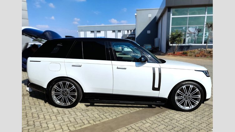 2025 Approved Land Rover Range Rover Ostuni Pearl White 4.4L V8 turbo engine that delivers an impressive 390 kW and 750 Nm of torque.  4.4 HSE (P530)