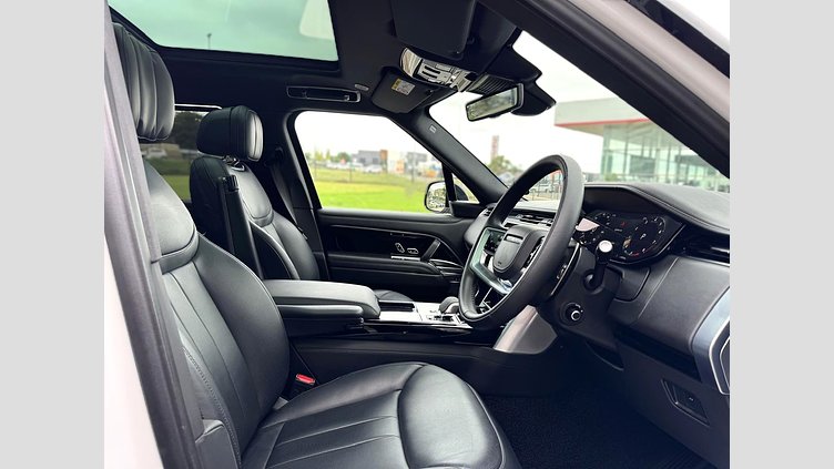 2025 Approved Land Rover Range Rover Ostuni Pearl White 4.4L V8 turbo engine that delivers an impressive 390 kW and 750 Nm of torque.  4.4 HSE (P530)