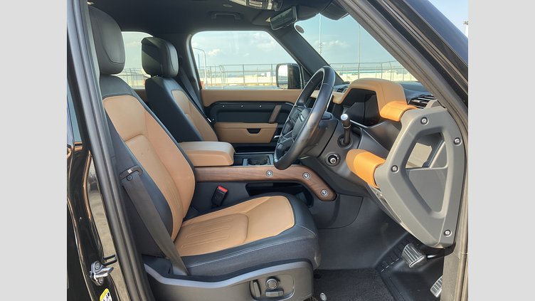 2023 認定中古車 Land Rover Defender 110 サントリーニブラック D300 AWD（AT） X