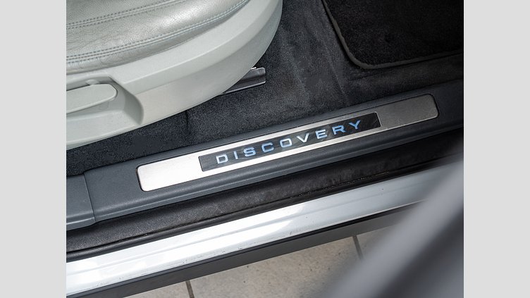 2018 認定中古車 Land Rover Discovery Sport Yulong White 2.0 litre i4P​ SE 7人乗り