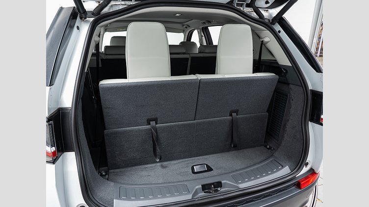 2018 認定中古車 Land Rover Discovery Sport Yulong White 2.0 litre i4P​ SE 7人乗り