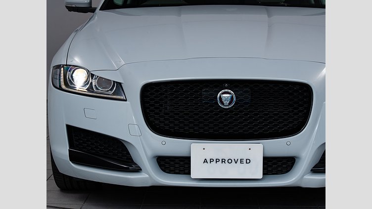 2017 認定中古車 Jaguar XF Yulong White 2.0LPET プレステージ　2.0t