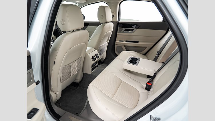 2017 認定中古車 Jaguar XF Yulong White 2.0LPET プレステージ　2.0t