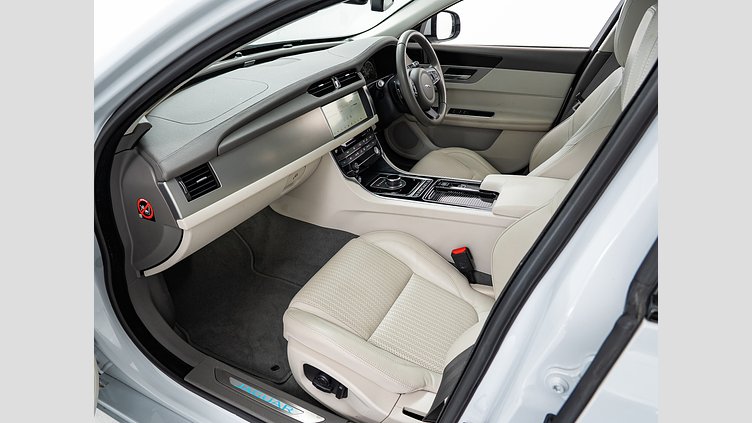 2017 認定中古車 Jaguar XF Yulong White 2.0LPET プレステージ　2.0t