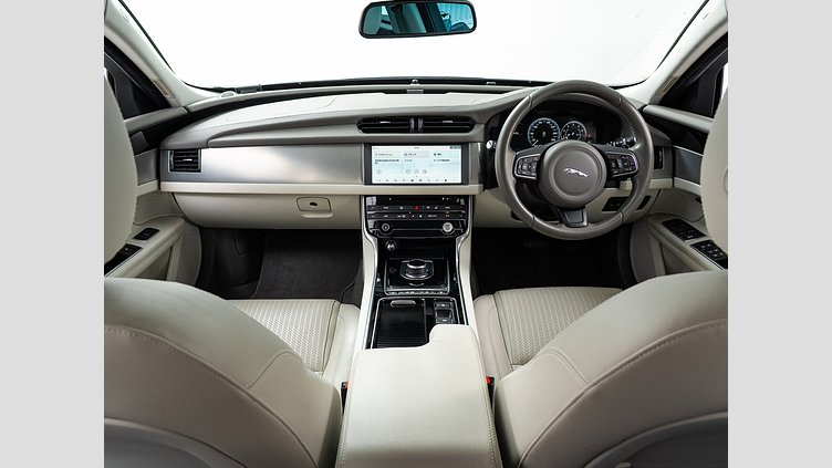 2017 認定中古車 Jaguar XF Yulong White 2.0LPET プレステージ　2.0t