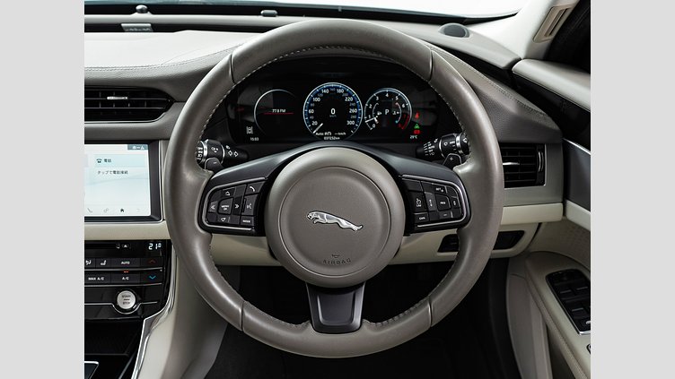 2017 認定中古車 Jaguar XF Yulong White 2.0LPET プレステージ　2.0t