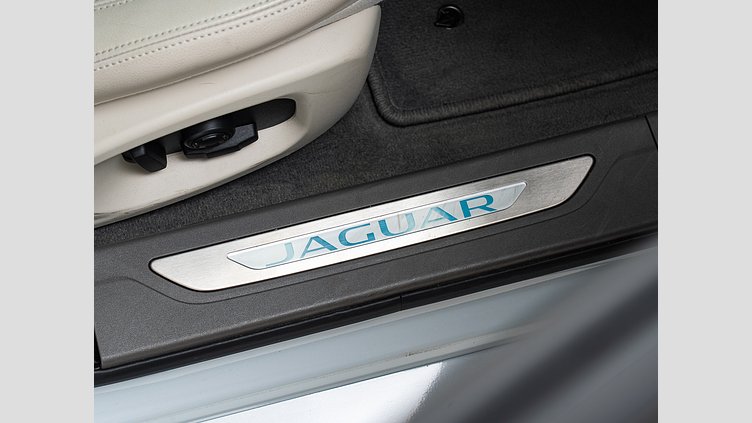 2017 認定中古車 Jaguar XF Yulong White 2.0LPET プレステージ　2.0t