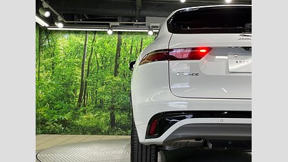 F-Pace 31