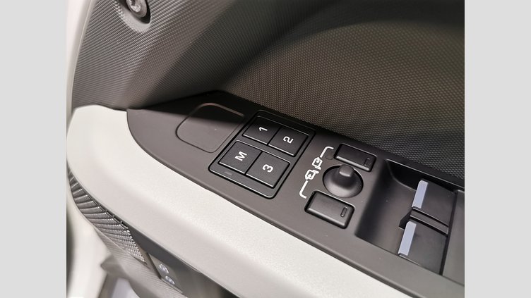 2023 認定中古車 Land Rover Defender 110 フジホワイト P300 AWD（AT） SE