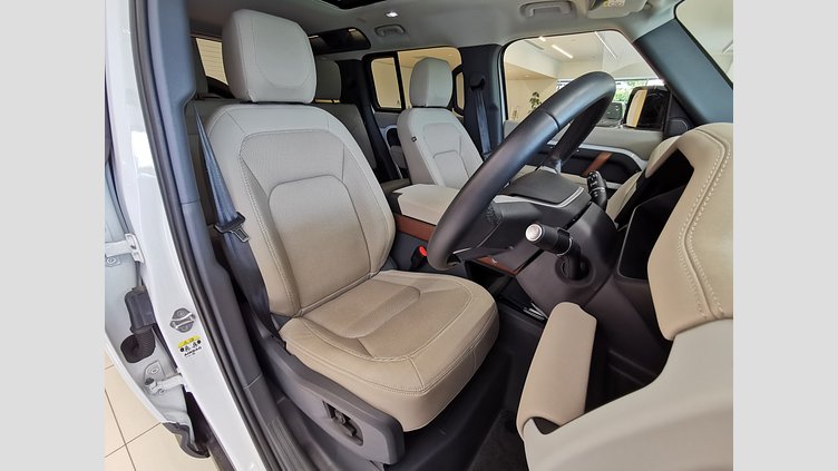 2023 認定中古車 Land Rover Defender 110 フジホワイト P300 AWD（AT） SE