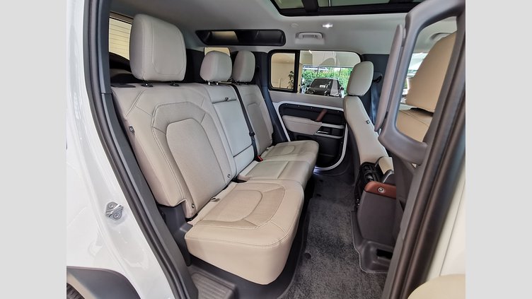2023 認定中古車 Land Rover Defender 110 フジホワイト P300 AWD（AT） SE
