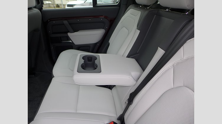 2025 認定中古車 Land Rover Defender 130 セドナレッド D350 ディーゼルマイルドハイブリッド X-Dynamic SE