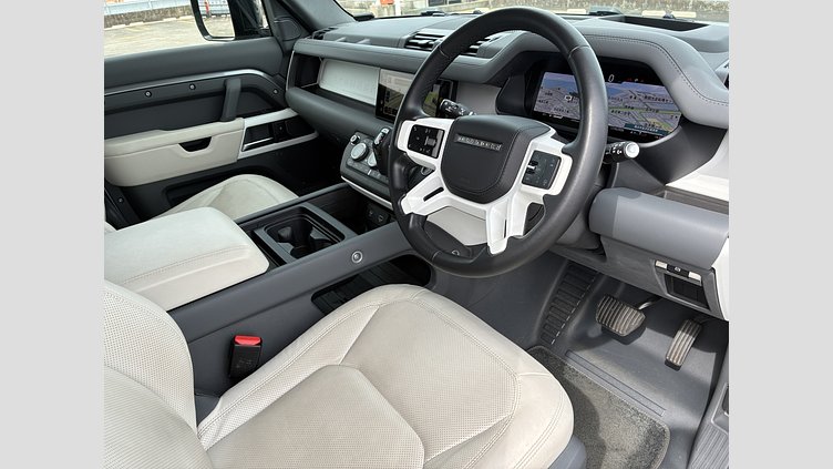 2023 認定中古車 Land Rover Defender 110 アイガーグレイ P300 AWD（AT） SE