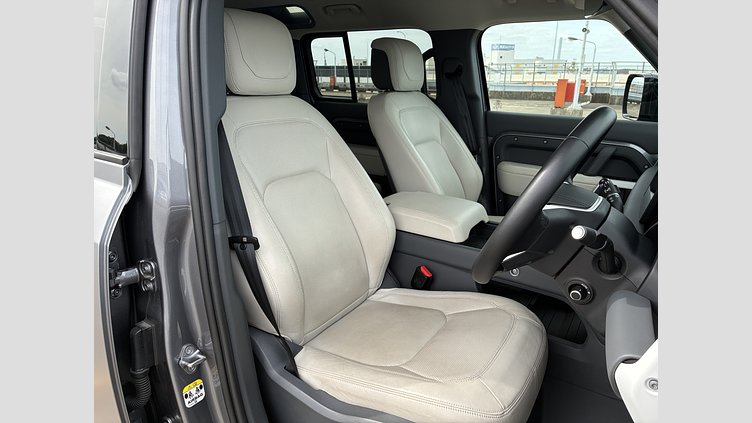 2023 認定中古車 Land Rover Defender 110 アイガーグレイ P300 AWD（AT） SE