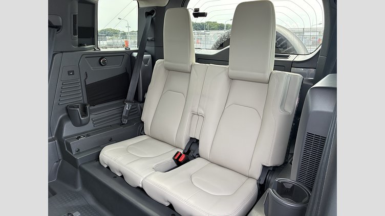 2023 認定中古車 Land Rover Defender 110 アイガーグレイ P300 AWD（AT） SE