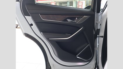 F-Pace 28