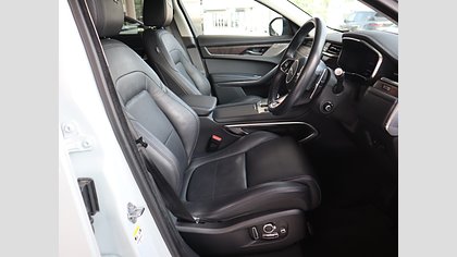 F-Pace 31