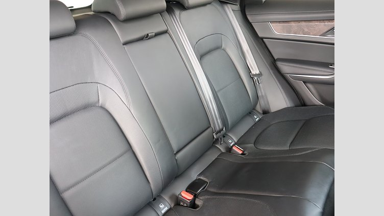 2021 認定中古車 Jaguar F-Pace ユーロンホワイト P250 AWD（オートマチック） S
