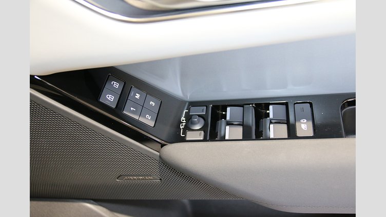 2025 認定中古車 Land Rover Range Rover Velar オストゥーニパールホワイト D200マイルドハイブリッド（ディーゼル） S