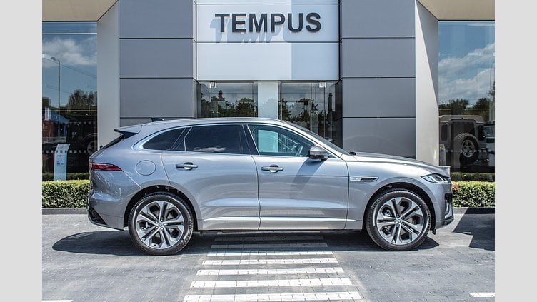 2023 SKLADOVÉ VOZIDLÁ Jaguar F-Pace Eiger Grey 2.0-liter, 250PS Auto (automat), pohon všetkých kolies R-Dynamic SE 